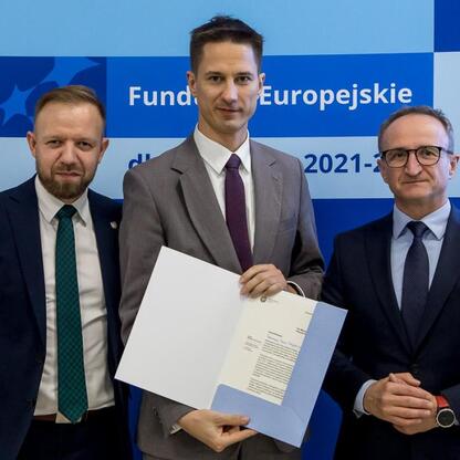 Wicemarszałek Grzegorz Boski wręcza certyfikaty w ramach projektu 