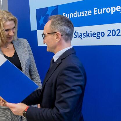 Grzegorz Boski i Joanna Bojczuk prezentują projekty dofinansowane z Europejskich Funduszy dla Śląska 2021-2027. (wygenerowano przez AI)