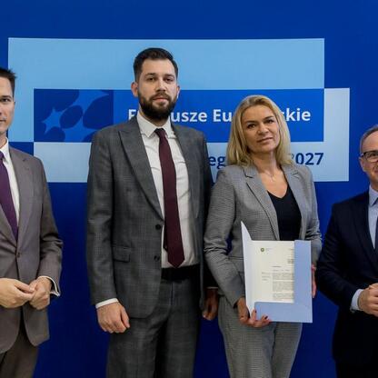 Grzegorz Boski i jego zespół prezentują projekty dofinansowane z Europejskich Funduszy dla Śląska 2021-2027. (wygenerowano przez AI)