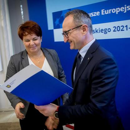 Grzegorz Boski i Joanna Bojczuk przedstawiają projekty z Europejskich Funduszy dla Śląska 2021-2027. (wygenerowano przez AI)
