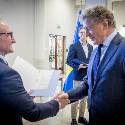 Grzegorz Boski i Marcin Ryś wręczają listy gratulacyjne za sukcesy w projekcie EU, Śląsk. (wygenerowano przez AI)