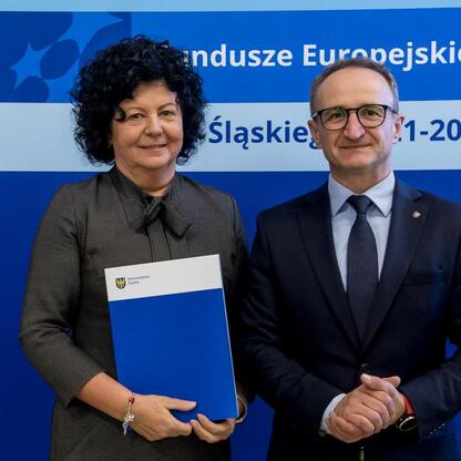Grzegorz Boski i inżynier Joanna Bojczuk wręczają nagrody w ramach programu Fundusze Europejskie Śląskie 2021-2027. (wygenerowano przez AI)