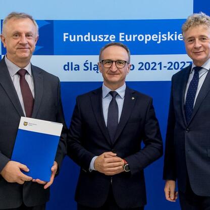 Grzegorz Boski, wicemarszałek Województwa Śląskiego, prezentuje dokumenty z projektami finansowymi dla Śląska 2021-2027. (wygenerowano przez AI)