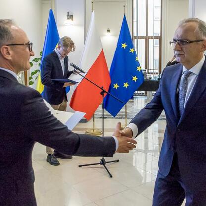 Grzegorz Boski i Marcin Ryś wicemarszałkowie województwa śląskiego wręczają listy gratulacyjne przedstawicielom beneficjentów projektów dofinansowanych ze środków europejskich. (wygenerowano przez AI)