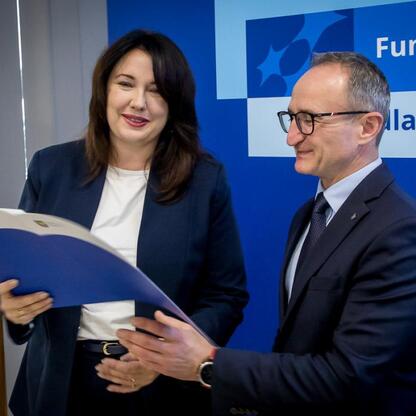 Grzegorz Boski i Joanna Bojczuk prezentują projekt dofinansowany z Funduszy dla Śląska. (wygenerowano przez AI)