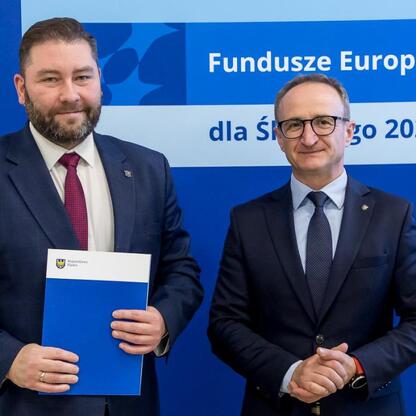 Grzegorz Boski i Marcin Ryś przedstawiają projekty dofinansowane z Europejskich Funduszy dla Śląska 2021-2027. (wygenerowano przez AI)