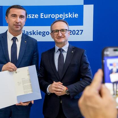 Grzegorz Boski i Marcin Ryś przedstawiają projekty finansowane z Europejskich Funduszy dla Śląska 2021-2027. (wygenerowano przez AI)