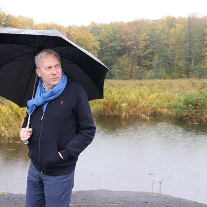 Marszałek Wojciech Saługa podczas spotkania o reaktywacji linii kolejowej Katowice-Jastrzębie. (wygenerowano przez AI)
