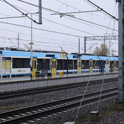 Modern electric train at Katowice-Jastrzębie railway station, part of the Silesian Railway network. (wygenerowano przez AI)