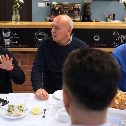 Grzegorz Boski i Wojciech Saługa omawiają reaktywację linii kolejowej Katowice-Jastrzębie, w ramach programu Kolej Plus. (wygenerowano przez AI)