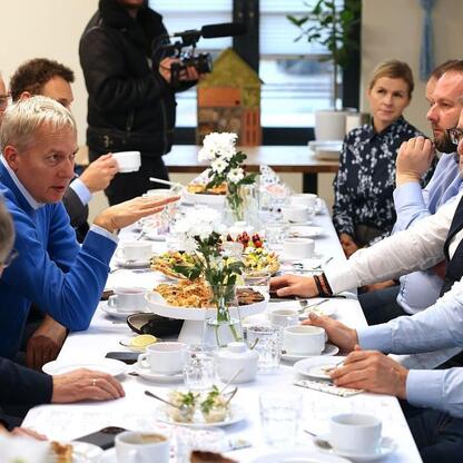 Wojciech Saługa, Marszałek Województwa Śląskiego, prowadzi spotkanie z wiceministrem i samorządowcami, omawiając reaktywację kolejowego połączenia Katowice-Jastrzębie. (wygenerowano przez AI)