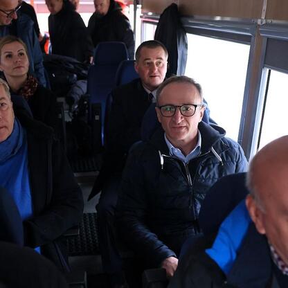 Grzegorz Boski i Wojciech Saługa omawiają reaktywację linii kolejowej Katowice-Jastrzębie. (wygenerowano przez AI)