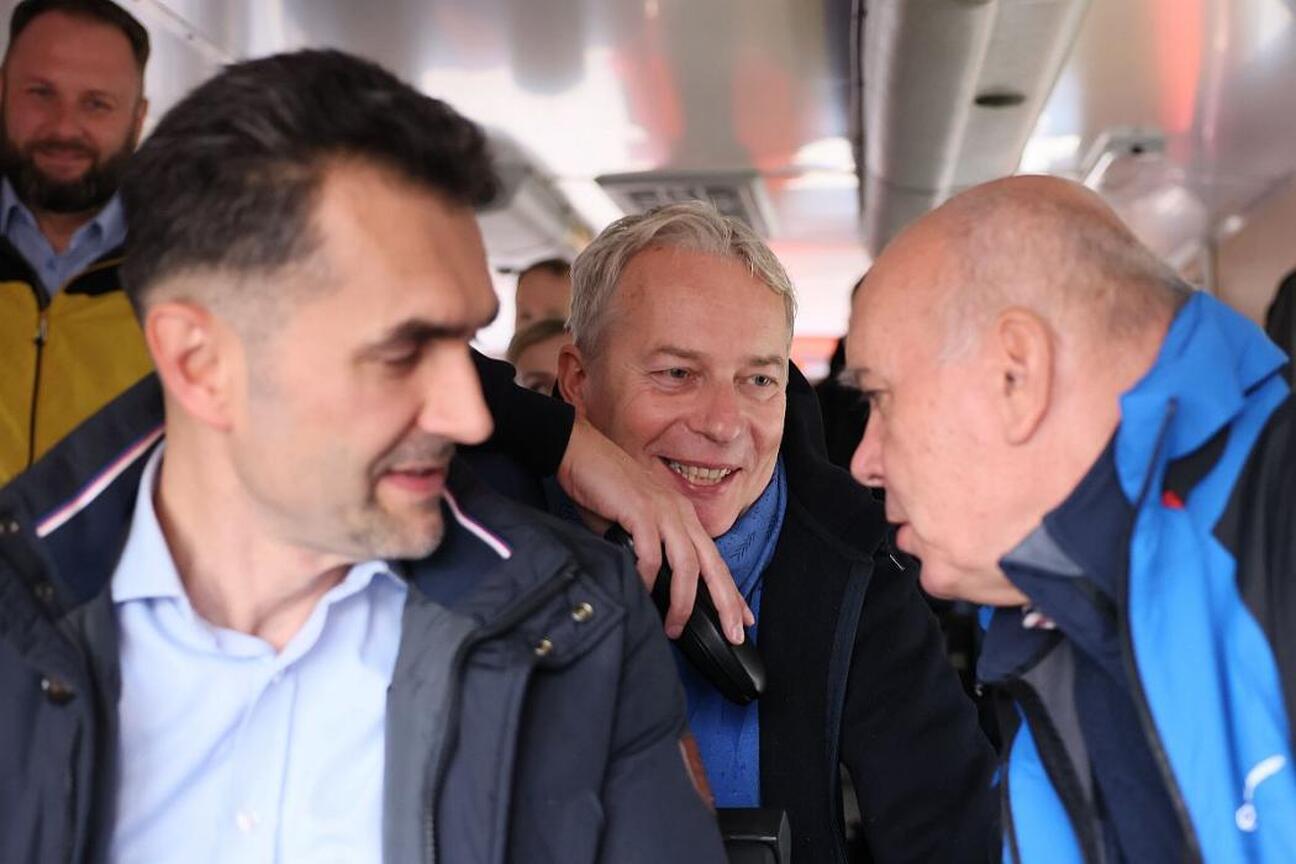 Grupa menedżerów regionalnych i przedstawicieli władz regionu podczas spotkania o reaktywacji kolejowego połączenia Katowice-Jastrzębie. (wygenerowano przez AI)
