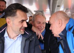 Grupa menedżerów regionalnych i przedstawicieli władz regionu podczas spotkania o reaktywacji kolejowego połączenia Katowice-Jastrzębie. (wygenerowano przez AI)