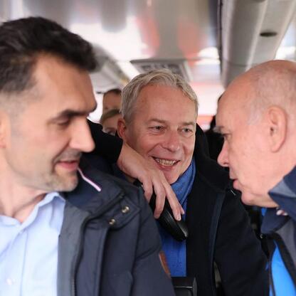 Grupa menadżerów regionalnych omawia reaktywację linii kolejowej Katowice-Jastrzębie, ważnej dla transportu w Śląsku. (wygenerowano przez AI)