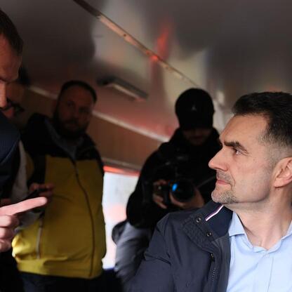 Wojciech Saługa, Marszałek Województwa Śląskiego, wraz z przedstawicielami regionalnych władz i podsekretarzem stanu Piotrem Malepszakiem omawiają reaktywację kolejowego połączenia Katowice-Jastrzębie (wygenerowano przez AI)