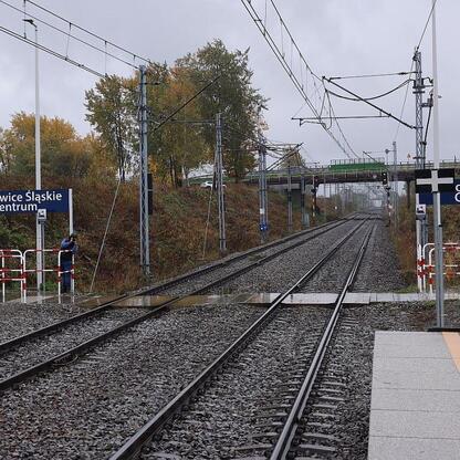 Pawłowice Śląskie Centrum, stacja kolejowa w ramach projektu Kolej Plus, połączenie Katowice-Jastrzębie. (wygenerowano przez AI)