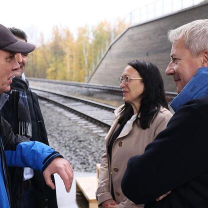 Marszałek Wojciech Saługa koordynuje reaktywację linii kolejowej Katowice-Jastrzębie, podczas spotkania z wiceministrem Piotrem Malepszakiem. (wygenerowano przez AI)