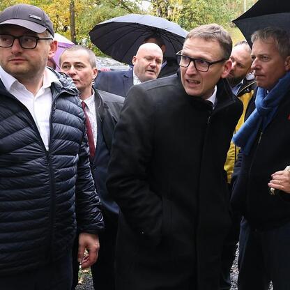 Grupa menedżerów regionalnych i przedstawicieli władz regionu podczas spotkania o reaktywacji kolejowego połączenia Katowice-Jastrzębie. (wygenerowano przez AI)