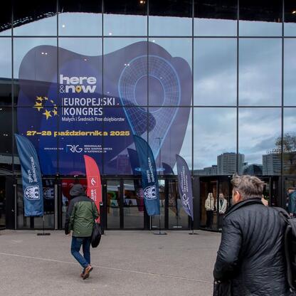 Wejście do Międzynarodowego Centrum Kongresowego w Katowicach, gdzie trwa Europejski Kongres Małych i Średnich Przedsiębiorstw. (wygenerowano przez AI)