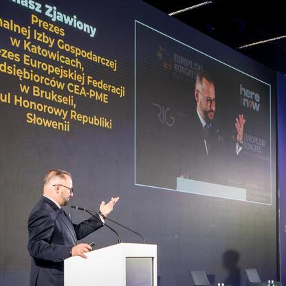Wernisaż 15. edycji Europejskiego Kongresu Małych i Średnich Przedsiębiorstw w Katowicach. (wygenerowano przez AI)