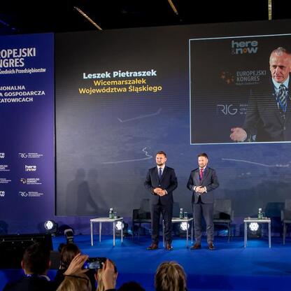 Wicemarszałek Leszek Pietraszek otwiera 15. edycję Kongresu Małych i Średnich Przedsiębiorstw w Katowicach. (wygenerowano przez AI)