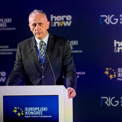 Wicemarszałek Leszek Pietraszek przemawia na Europejskim Kongresie Małych i Średnich Przedsiębiorstw w Katowicach. (wygenerowano przez AI)