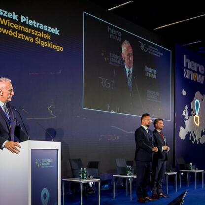 Wicemarszałek Leszek Pietraszek przemawia na otwarciu 15. edycji Europejskiego Kongresu Małych i Średnich Przedsiębiorstw w Katowicach. (wygenerowano przez AI)
