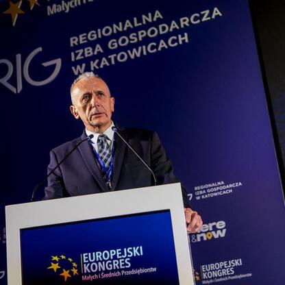 Wicemarszałek Leszek Pietraszek przemawia na Europejskim Kongresie Małych i Średnich Przedsiębiorstw w Katowicach. (wygenerowano przez AI)