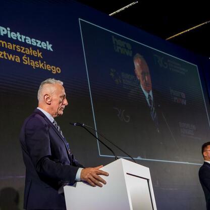 Wicemarszałek Leszek Pietraszek przemawia na otwarciu 15. edycji Europejskiego Kongresu Małych i Średnich Przedsiębiorstw w Katowicach. (wygenerowano przez AI)