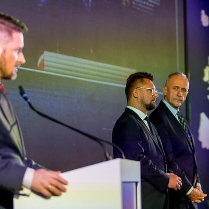 Wicemarszałek Leszek Pietraszek przemawia na inauguracji 15. edycji Europejskiego Kongresu Małych i Średnich Przedsiębiorstw w Katowicach. (wygenerowano przez AI)