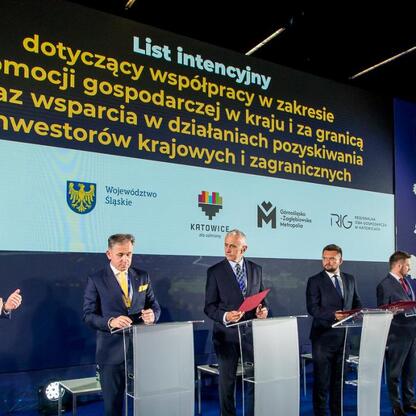 Wicemarszałek Leszek Pietraszek i uczestnicy 15. edycji Europejskiego Kongresu Małych i Średnich Przedsiębiorstw w Katowicach. (wygenerowano przez AI)