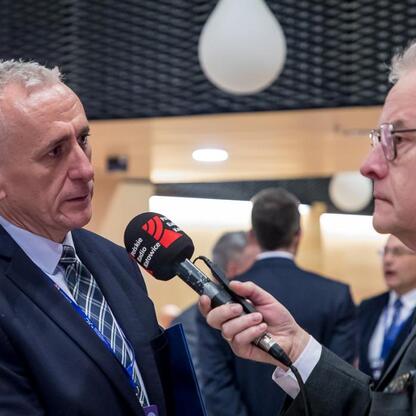 Podczas 15. edycji Europejskiego Kongresu Małych i Średnich Przedsiębiorstw w Katowicach Leszek Pietraszek prowadzi rozmowę z uczestnikiem wydarzenia. (wygenerowano przez AI)