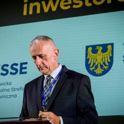 Wicemarszałek Leszek Pietraszek przemawia na podium podczas Europejskiego Kongresu Małych i Średnich Przedsiębiorstw w Katowicach. (wygenerowano przez AI)