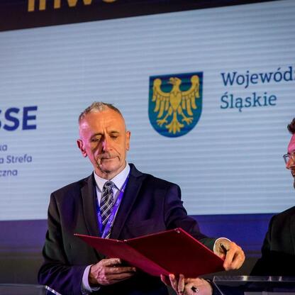 Wicemarszałek Leszek Pietraszek podpisuje dokument na Europejskim Kongresie Małych i Średnich Przedsiębiorstw w Katowicach. (wygenerowano przez AI)
