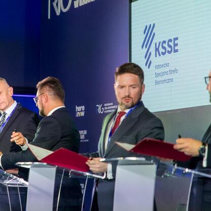 Wicemarszałek Leszek Pietraszek wraz z uczestnikami Europejskiego Kongresu Małych i Średnich Przedsiębiorstw podpisuje dokumenty w Katowicach. (wygenerowano przez AI)