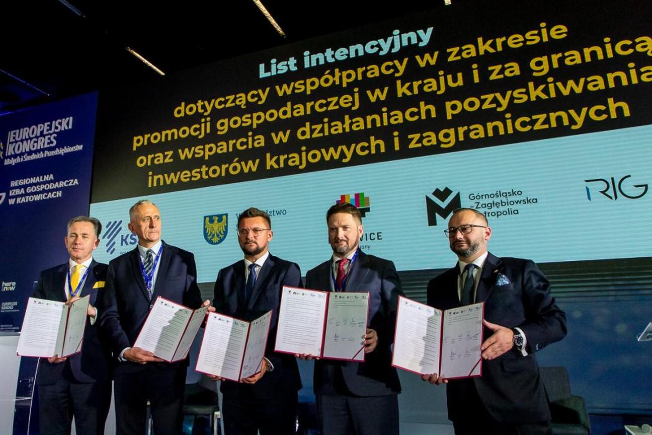 Wicemarszałek Leszek Pietraszek i uczestnicy Europejskiego Kongresu Małych i Średnich Przedsiębiorstw podpisują list intencyjny w Katowicach. (wygenerowano przez AI)