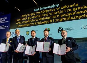 Wicemarszałek Leszek Pietraszek i uczestnicy Europejskiego Kongresu Małych i Średnich Przedsiębiorstw podpisują list intencyjny w Katowicach. (wygenerowano przez AI)