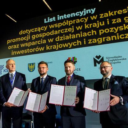 Wicemarszałek Leszek Pietraszek i uczestnicy Europejskiego Kongresu Małych i Średnich Przedsiębiorstw podpisują list intencyjny w Katowicach. (wygenerowano przez AI)