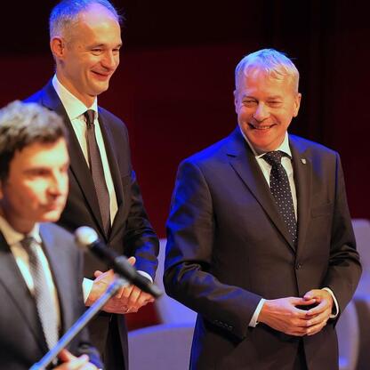 Wojciech Saługa, Marszałek Województwa Śląskiego, prowadzi dyskusję na konferencji o odporności cywilnej i gospodarczej. (wygenerowano przez AI)