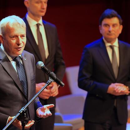 Panel dyskusyjny w Tychy Mediatece, gdzie przedstawiciele samorządów, przemysłu i nauki omawiają strategie bezpieczeństwa i gospodarczej odporności. (wygenerowano przez AI)