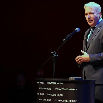 Marszałek Wojciech Saługa przemawia na konferencji w Tychach, omawiając bezpieczeństwo i odporność cywilną i gospodarczą. (wygenerowano przez AI)