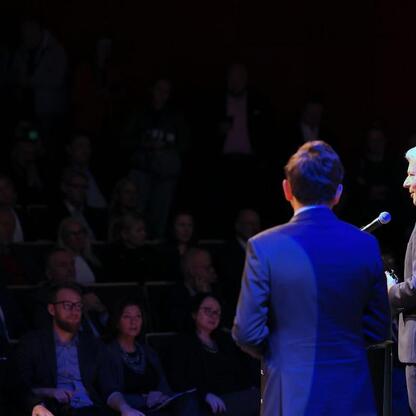 Panel dyskusyjny w Sali Kongresowej, gdzie ekspertowie omawiają bezpieczeństwo i odporność cywilną i gospodarczą. (wygenerowano przez AI)