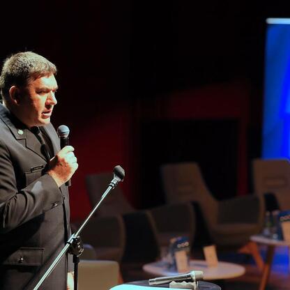 Na konferencji w Mediatece w Tychach omawiano bezpieczeństwo i odporność cywilną i gospodarczą, z fokus na technologii dual-use i współpracy między sektorami. (wygenerowano przez AI)