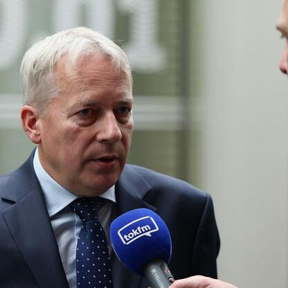 Marszałek Wojciech Saługa w rozmowie z dziennikarzem tokfm na konferencji o odporności cywilnej i gospodarczej. (wygenerowano przez AI)