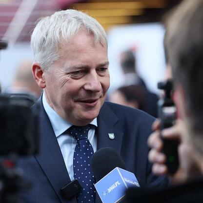 Marszałek Wojciech Saługa w rozmowie z dziennikarzami na konferencji w Mediatece. (wygenerowano przez AI)