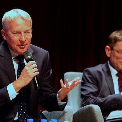 Panel dyskusyjny w Tychach, Śląsk, o bezpieczeństwie i odporności cywilnej i gospodarczej. (wygenerowano przez AI)