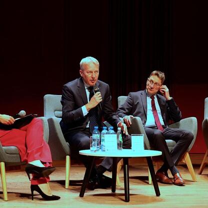 Panel dyskusyjny w Tychach: Marszałek Wojciech Saługa i eksperci omawiają bezpieczeństwo i odporność cywilną i gospodarczą. (wygenerowano przez AI)