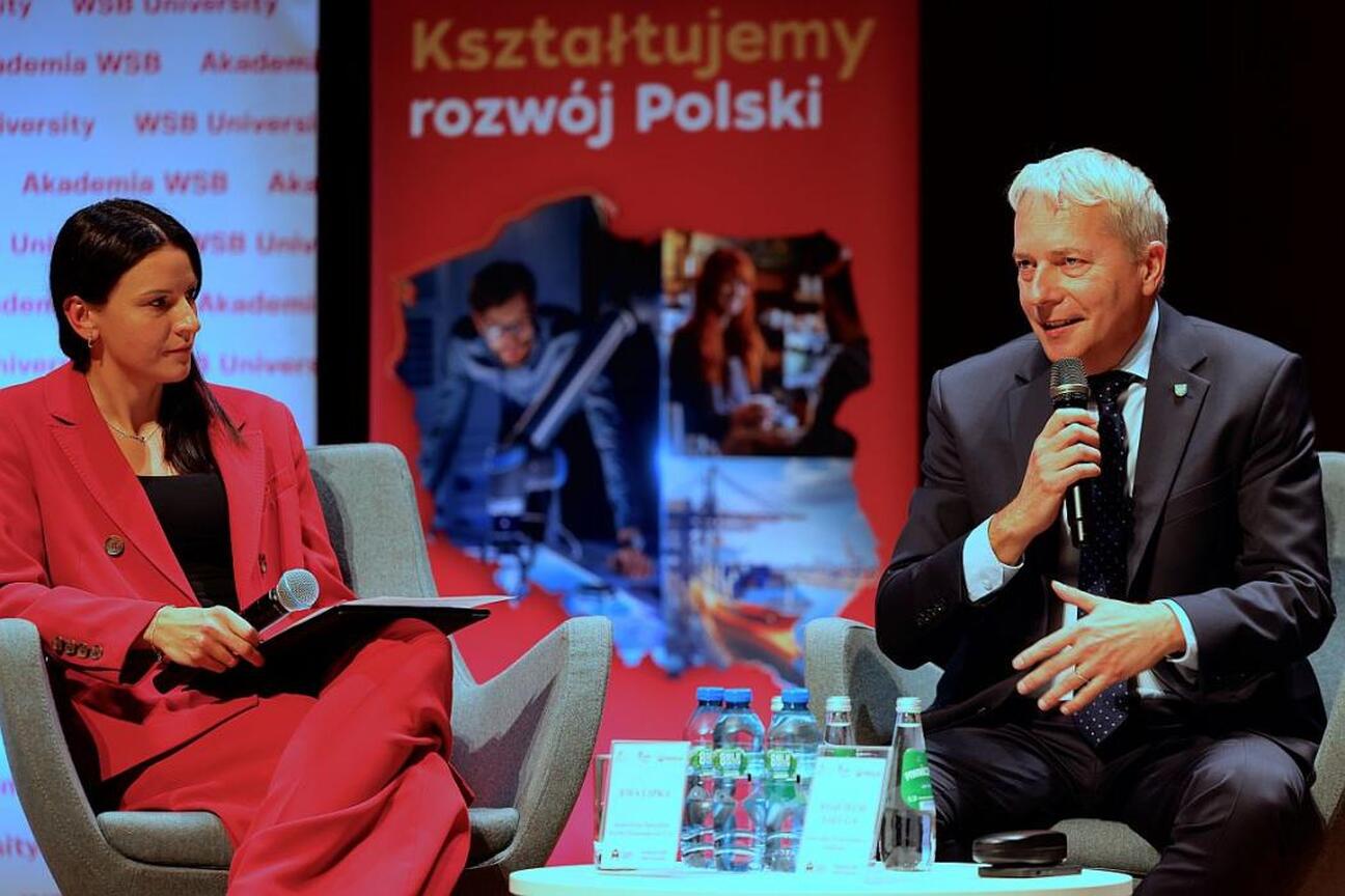 Konferencja "Bezpieczeństwo oraz odporność cywilna i gospodarcza" w Tychy Mediatece. Dyskusja o budowaniu bezpieczeństwa i odporności w obliczu zagrożeń. (wygenerowano przez AI)