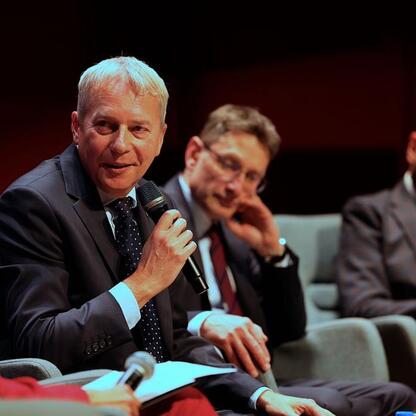 Panel dyskusyjny w Tychach: Marszałek Wojciech Saługa omawia bezpieczeństwo i odporność cywilną i gospodarczą. (wygenerowano przez AI)